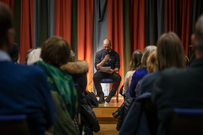 Emil Rosén Adsten, verksamhetsansvarig på Teaterfryshuset läser ett utdrag ur sin egen pjäs Klipp han.
